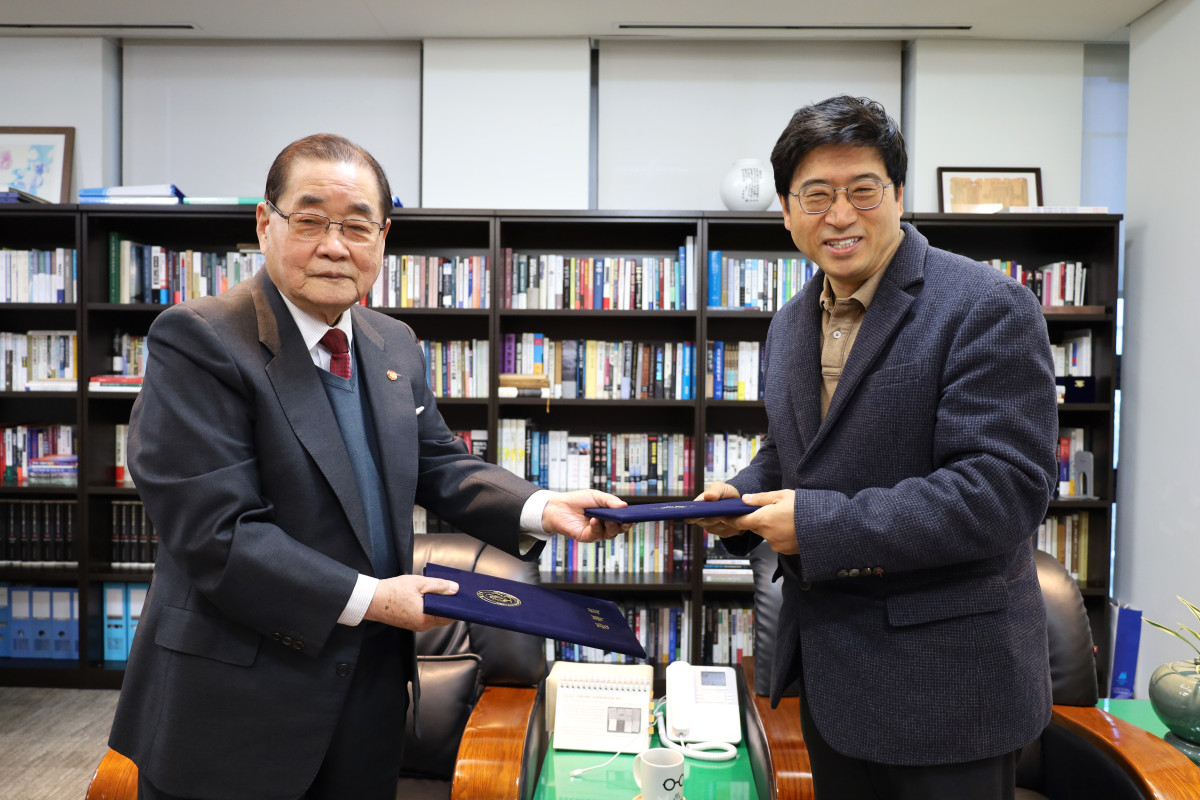 ▲신민식 자생의료재단 사회공헌위원장(오른쪽)과 이종찬 광복회장이 서명한 협약서를 주고받고 있다 (자생한방병원)