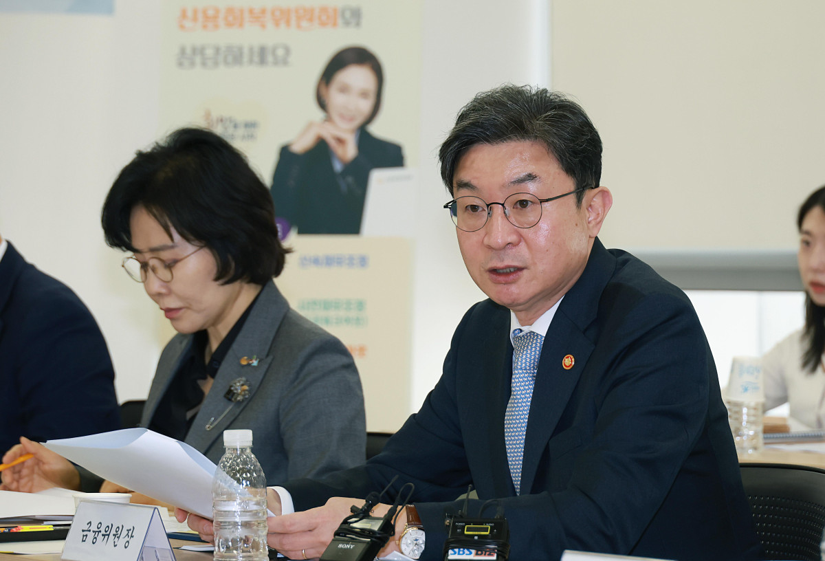 ▲이억원 금융위원장이 26일 서울 광진구 서민금융통합지원센터에서 개최한 '포용적 금융 대전환 회의'를 주재하고 있다. (사진제공=금융위원회)