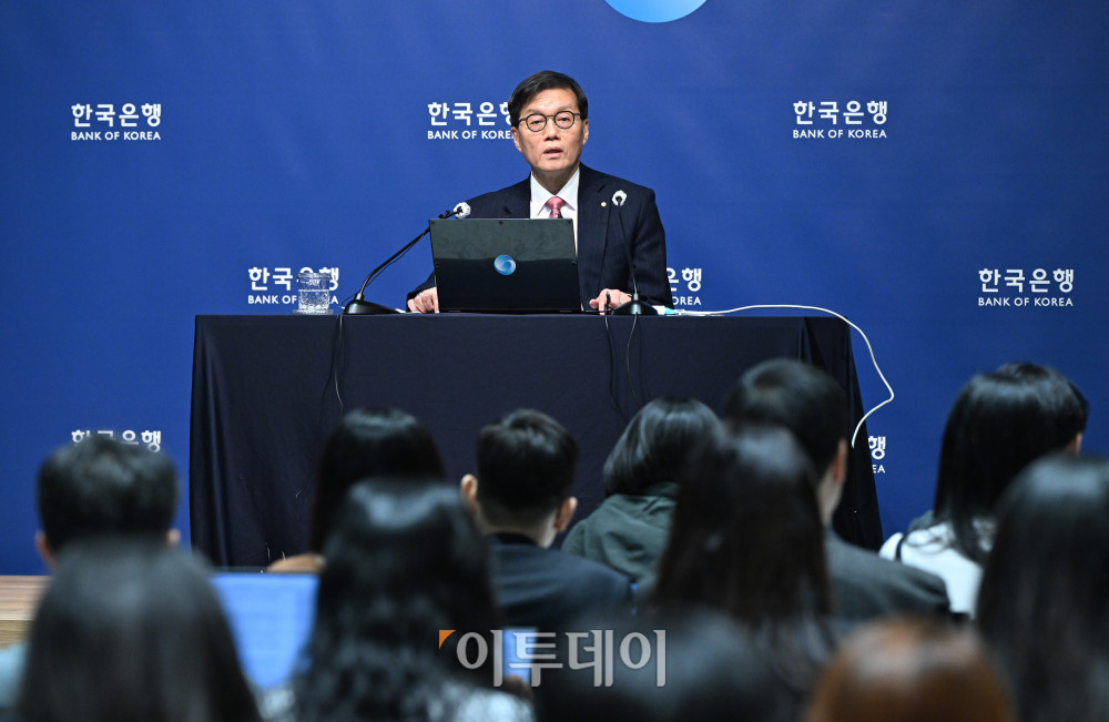 ▲이창용 한국은행 총재가 26일 서울 중구 한국은행에서 열린 금융통화위원회 본회의를 마치고 기자간담회에 참석해 발언하고 있다. 2026.02.26 사진공동취재단