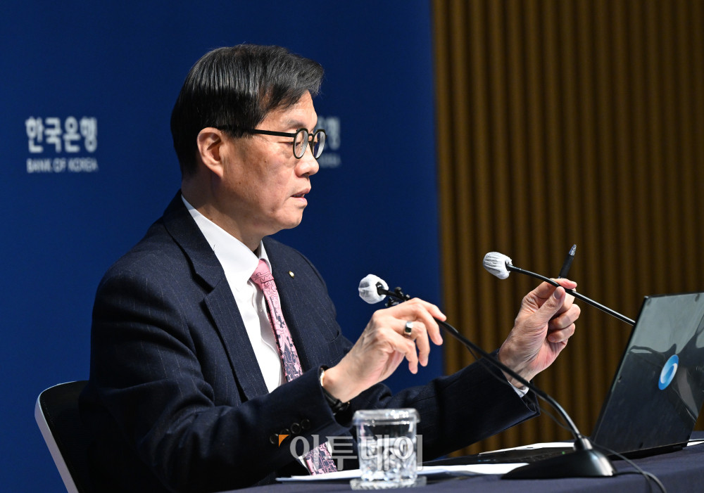 ▲이창용 한국은행 총재가 26일 서울 중구 한국은행에서 열린 금융통화위원회 본회의를 마치고 기자간담회에 참석해 발언하고 있다. 2026.02.26 사진공동취재단