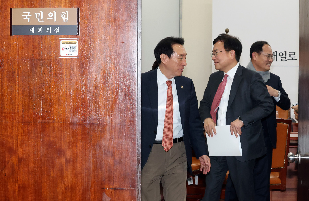 ▲서범수 국회 행정안전위원회 야당 간사를 비롯한 김석기 의원 등이 10일 국회에서 열린 국민의힘 지도부·대구 경북(TK) 의원 면담을 마친 뒤 회의장을 나서고 있다. (연합뉴스)