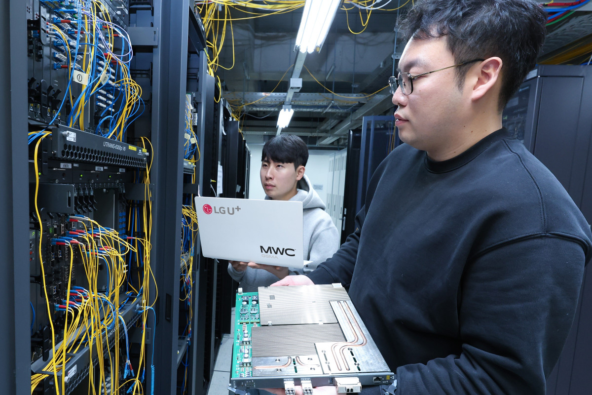 ▲G유플러스가 MWC26에서 AI 확산과 함께 고도화되는 사이버 위협에 대응하기 위한 차세대 보안 기술을 공개한다. 사진은 LG유플러스 임직원들이 양자내성암호(PQC) 광전송장비를 소개하고 있는 모습. (사진제공=LG유플러스)
