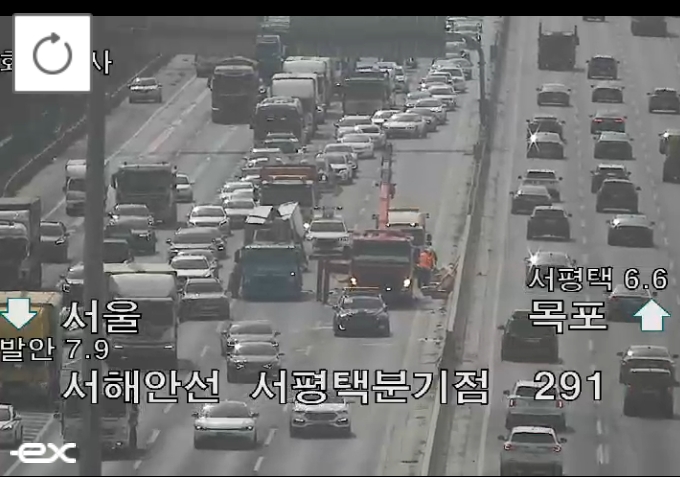 ▲서해안고속도로 서평택분기점 화물차 사고…차량 정체 중 (출처=로드플러스)