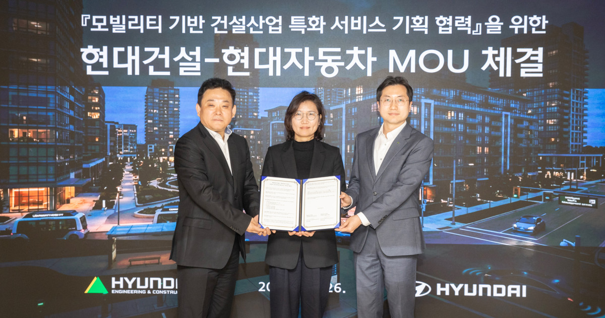 ▲26일 서울 종로구에 위치한 현대건설 본사 사옥에서 양사 주요 관계자들이 업무협약을 체결한 후 기념사진을 촬영하고 있다. (사진제공=현대건설)