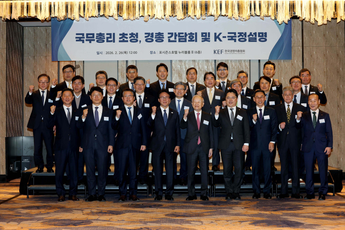 ▲김민석 국무총리가 26일 서울 종로구 포시즌스호텔에서 손경식 한국경영자총협회 회장 및 그룹 CEO들과 오찬간담회를 갖고 국정설명회를 가지기 앞서 기념촬영을 하고 있다. 신태현 기자 holjjak@
