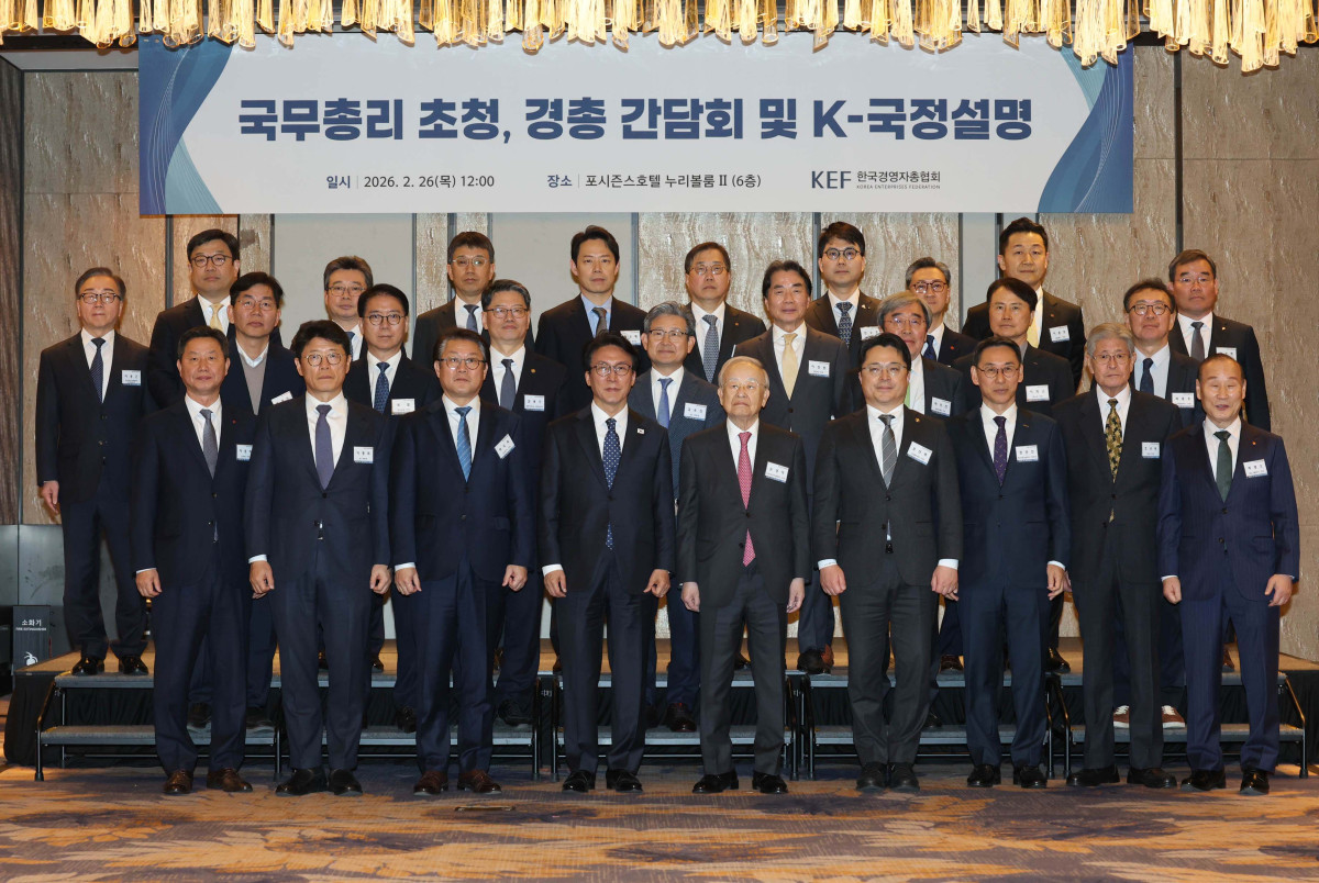 ▲김민석 국무총리가 26일 서울 종로구 포시즌스호텔에서 손경식 한국경영자총협회 회장 및 그룹 CEO들과 오찬간담회를 갖고 국정설명회를 가지기 앞서 기념촬영을 하고 있다. 신태현 기자 holjjak@