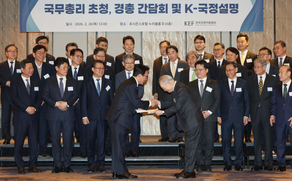 ▲김민석 국무총리가 26일 서울 종로구 포시즌스호텔에서 손경식 한국경영자총협회 회장 및 그룹 CEO들과 오찬간담회를 갖고 국정설명회를 가지기 앞서 손 회장에게 기업인들의 건의사항 모음집을 받고 있다. 신태현 기자 holjjak@