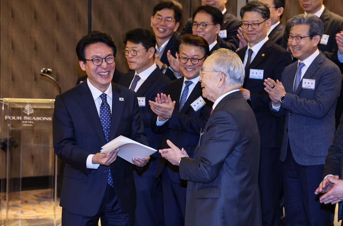 ▲김민석 국무총리가 손경식 경총 회장에게 26일 서울 종로구 포시즌스호텔에서 열린 한국경영자총협회 오찬 간담회 및 K-국정설명회에서 건의사항을 전달 받고 있다. 신태현 기자 holjjak@