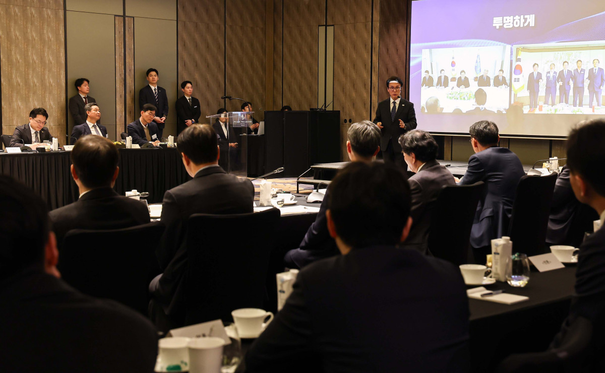 ▲김민석 국무총리가 26일 서울 종로구 포시즌스호텔에서 열린 한국경영자총협회 오찬 간담회 및 K-국정설명회에서 강연을 하고 있다. 신태현 기자 holjjak@