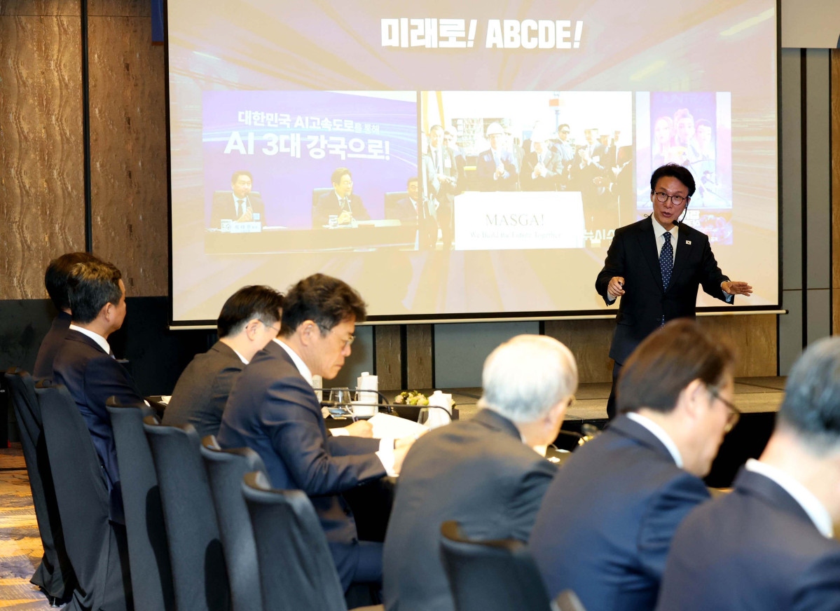 ▲김민석 국무총리가 26일 서울 종로구 포시즌스호텔에서 열린 한국경영자총협회 오찬 간담회 및 K-국정설명회에서 강연을 하고 있다. 신태현 기자 holjjak@
