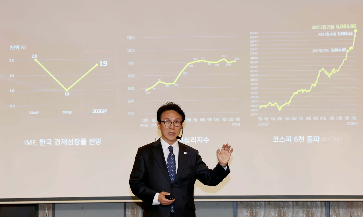 ▲김민석 국무총리가 26일 서울 종로구 포시즌스호텔에서 열린 한국경영자총협회 오찬 간담회 및 K-국정설명회에서 강연을 하고 있다. 신태현 기자 holjjak@