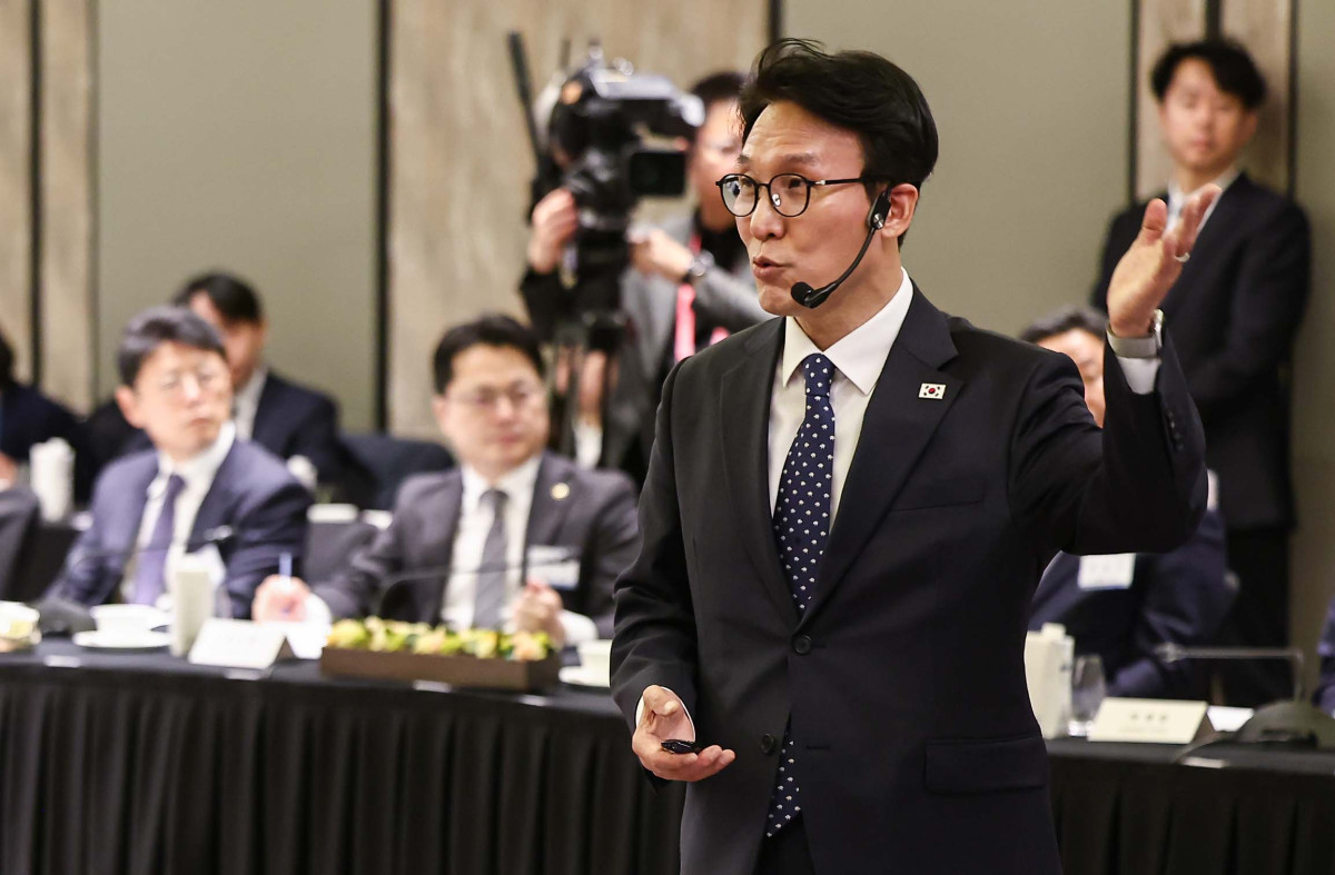 ▲김민석 국무총리가 26일 서울 종로구 포시즌스호텔에서 열린 한국경영자총협회 오찬 간담회 및 K-국정설명회에서 강연을 하고 있다. 신태현 기자 holjjak@