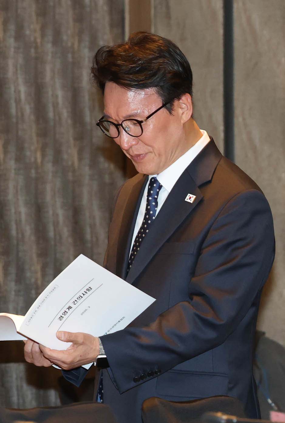 ▲김민석 국무총리가 26일 서울 종로구 포시즌스호텔에서 손경식 한국경영자총협회 회장 및 그룹 CEO들과 오찬간담회를 갖고 국정설명회를 가지기 앞서 손 회장에게 받은 기업인들의 건의사항 모음집을 살펴보고 있다. 신태현 기자 holjjak@