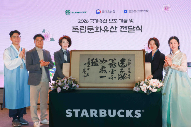 ▲(왼쪽 두 번째 부터)국가유산청 장영기 사무관, 문화유산국민신탁 김영경 부장, 스타벅스 김지영 ESG팀장이 지난 9일 서울시 강남구에 위치한 스타벅스 지원센터에서 열린 107주년 삼일절 기념 친필 휘호 및 국가유산 보호 기금 전달식에서 기념 사진을 촬영하고 있다. (사진제공=스타벅스코리아)