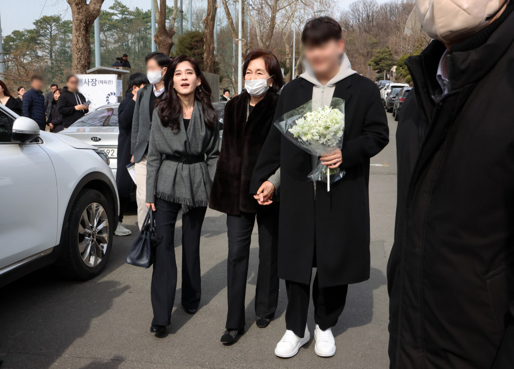 ▲이부진(왼쪽) 호텔신라 사장과 홍라희 라움미술관 명예관장이 26일 서울 관악구 서울대학교에서 열린 2026학년도 입학식에서 이 사장의 장남 임동현 군의 입학을 축하하고 있다. (뉴시스)