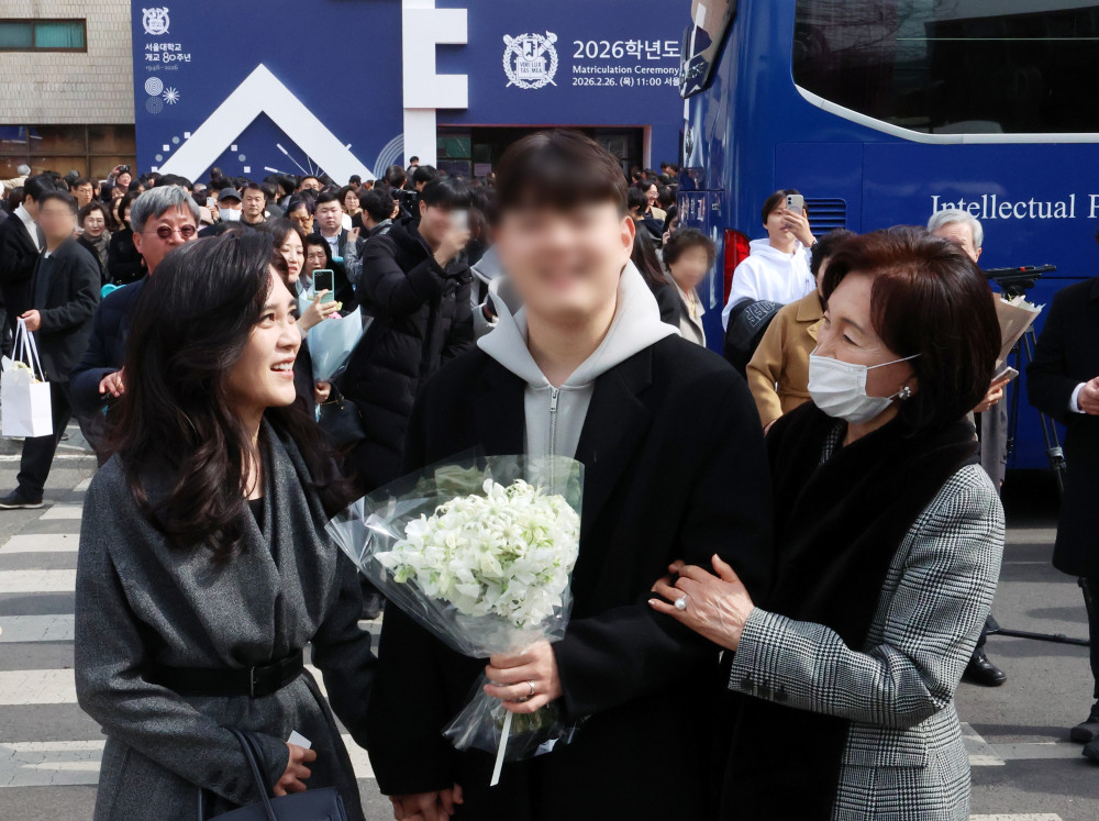 ▲이부진(왼쪽) 호텔신라 사장과 홍라희 라움미술관 명예관장이 26일 서울 관악구 서울대학교에서 열린 2026학년도 입학식에서 이 사장의 장남 임동현 군의 입학을 축하하고 있다. (뉴시스)