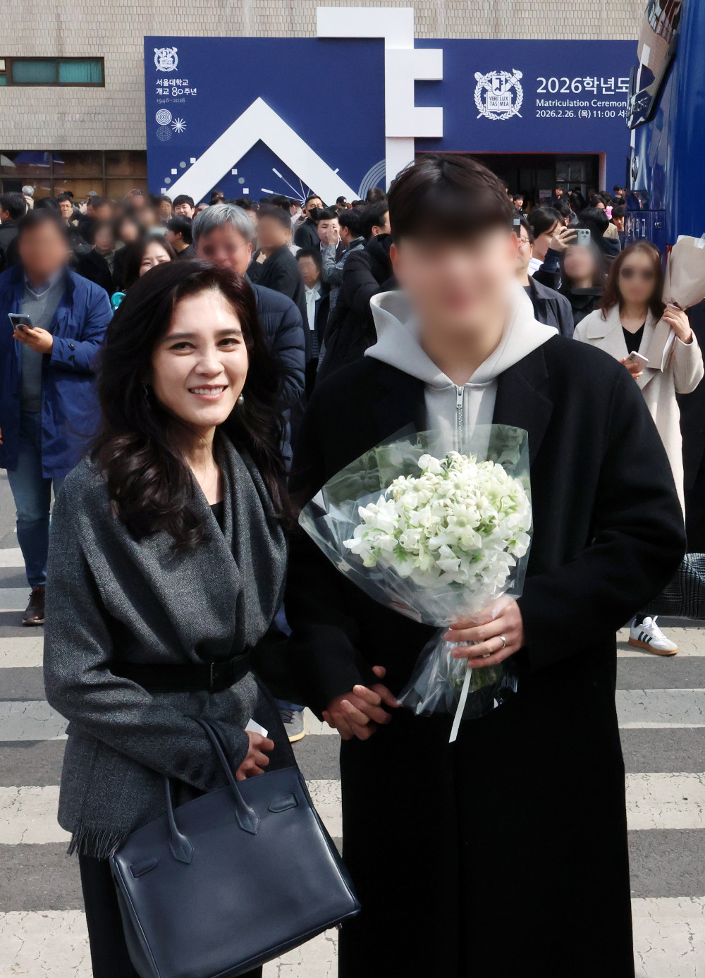 ▲이부진 호텔신라 사장이 26일 서울 관악구 서울대학교에서 열린 2026학년도 입학식에서 이 사장의 장남 임동현 군의 입학을 축하하고 있다. (뉴시스)