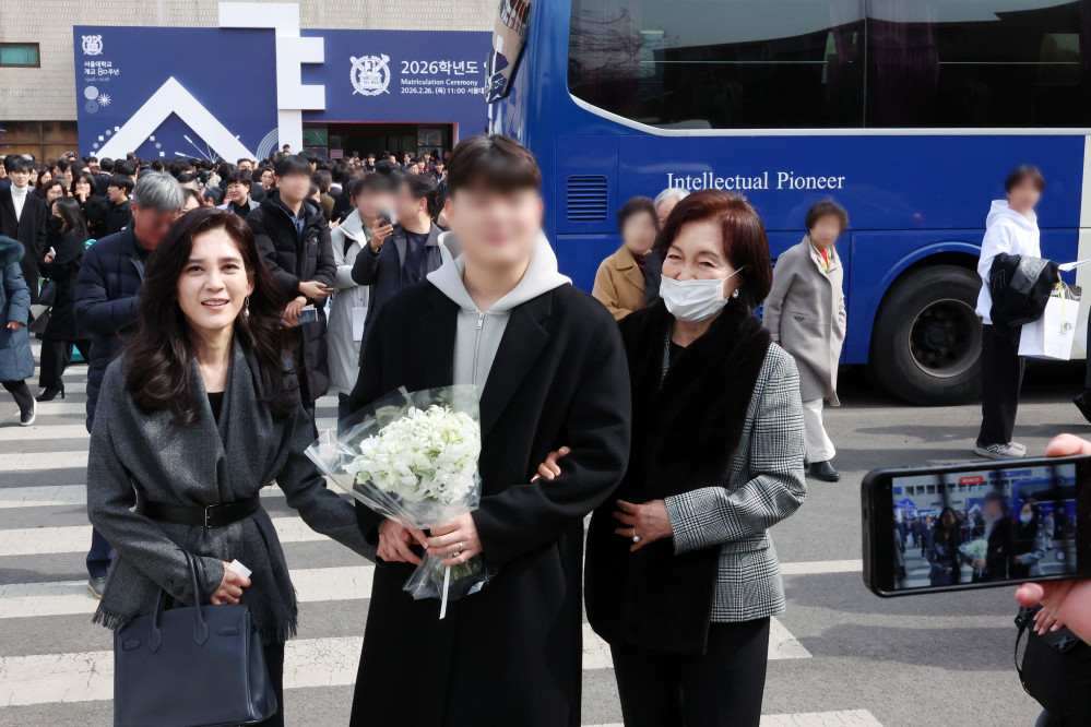 ▲이부진(왼쪽) 호텔신라 사장과 홍라희 라움미술관 명예관장이 26일 서울 관악구 서울대학교에서 열린 2026학년도 입학식에서 이 사장의 장남 임동현 군의 입학을 축하하고 있다. (뉴시스)