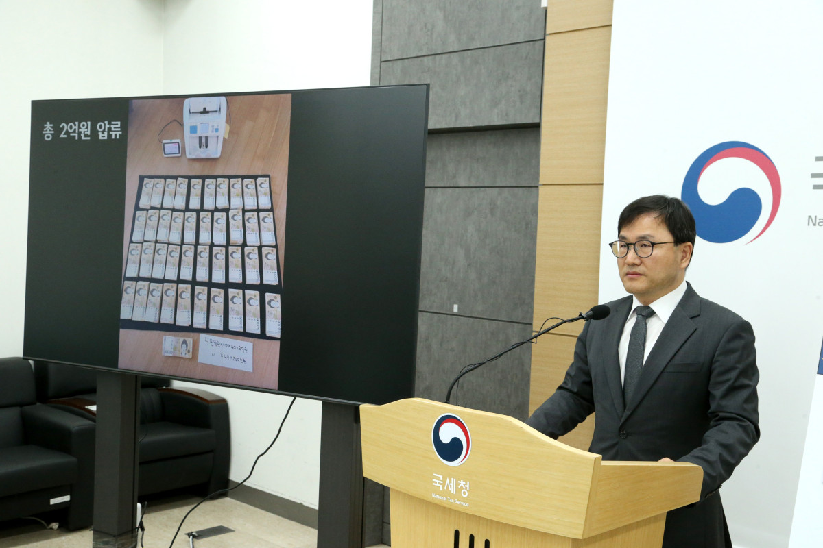 ▲박해영 국세청 징세법무국장이 26일 정부세종청사에서 ‘양도대금·사업소득 은닉 및 호화생활 고액체납자 124명 현장수색’ 결과에 대해 브리핑을 하고 있다. (사진제공=국세청)
