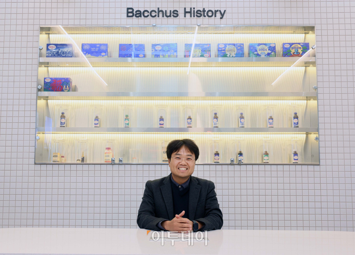 ▲강보성 동아제약 생산본부장이 23일 충남 당진시 동아제약 당진공장에서 이투데이와 인터뷰에 앞서 포즈를 취하고 있다. 신태현 기자 holjjak@