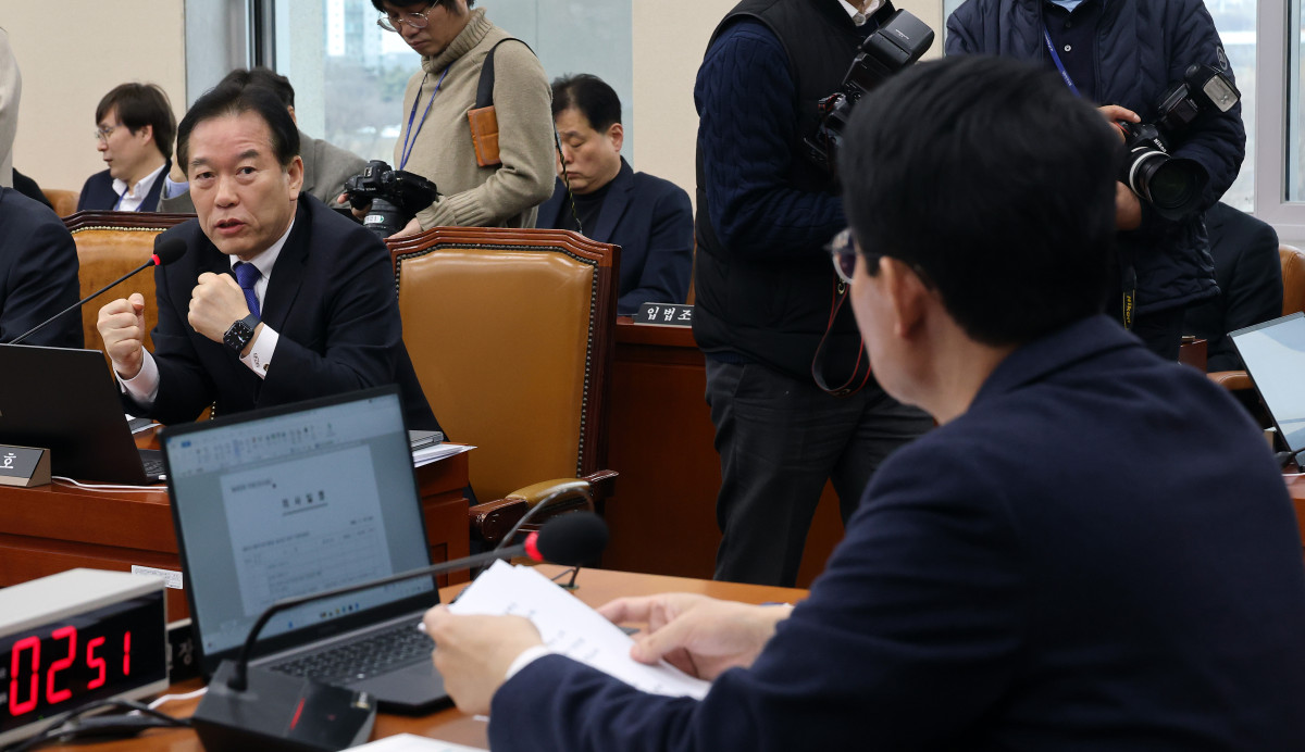 ▲김상훈 위원장(오른쪽)과 특위 여당 간사인 정태호 더불어민주당 의원이 24일 국회에서 열린 대미투자특별법처리 특별위원회 전체회의에서 대화하고 있다. 사진=연합뉴스