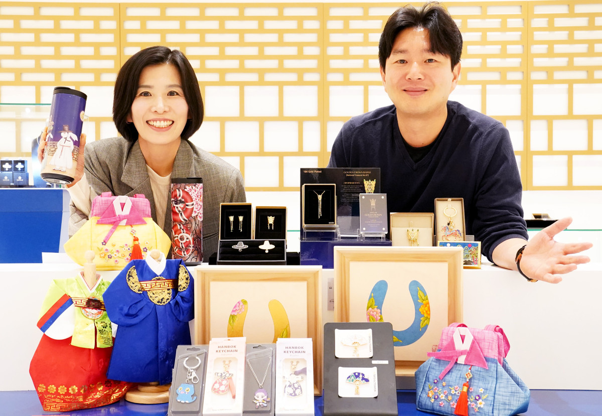 ▲롯데면세점이 한국을 방문한 외국인 관광객들에게 우리 고유의 문화를 담은 상품을 소개하기 위해 'K-MUSEUM & GIFT' 매장을 오픈했다고 26일 밝혔다. (사진제공=롯데면세점)