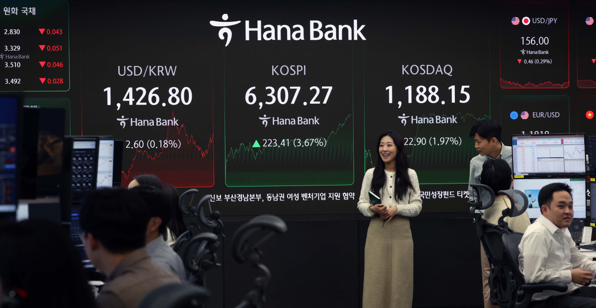 ▲미국 반도체 기업 엔비디아의 호실적 등의 영향으로 코스피가 사상 처음으로 6300선을 돌파한 26일 서울 중구 하나은행 딜링룸에 코스피 등 시황이 표시되고 있다. 이날 코스피는 전 거래일(6083.86)보다 223.41포인트(3.67%) 오른 6307.27로 거래를 마쳤다. 삼성전자는 이날 1만4500원(7.13%) 뛴 21만8000원에 거래를 마쳤고 SK하이닉스 역시 8만1000원(7.96%) 급등한 109만9000원에 마감해 최고치를 다시 썼다. 두 기업의 합산 시가총액은 2000조원을 넘어섰다. 특히 삼성전자는 이날 시총이 1조20억달러를 돌파, 국내 기업으로는 사상 최초로 시총 1조 달러 클럽에 가입했다. 신태현 기자 holjjak@