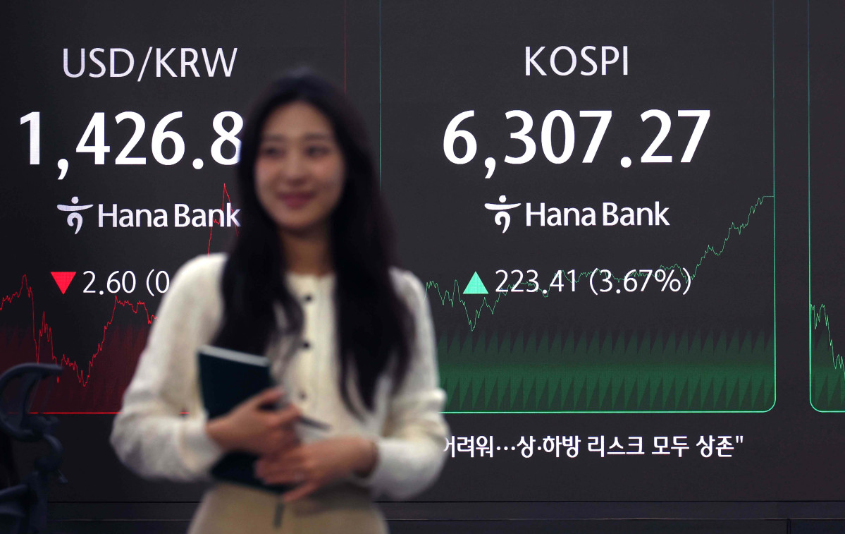 ▲미국 반도체 기업 엔비디아의 호실적 등의 영향으로 코스피가 사상 처음으로 6300선을 돌파한 26일 서울 중구 하나은행 딜링룸에 코스피 등 시황이 표시되고 있다. 이날 코스피는 전 거래일(6083.86)보다 223.41포인트(3.67%) 오른 6307.27로 거래를 마쳤다. 삼성전자는 이날 1만4500원(7.13%) 뛴 21만8000원에 거래를 마쳤고 SK하이닉스 역시 8만1000원(7.96%) 급등한 109만9000원에 마감해 최고치를 다시 썼다. 두 기업의 합산 시가총액은 2000조원을 넘어섰다. 특히 삼성전자는 이날 시총이 1조20억달러를 돌파, 국내 기업으로는 사상 최초로 시총 1조 달러 클럽에 가입했다. 신태현 기자 holjjak@