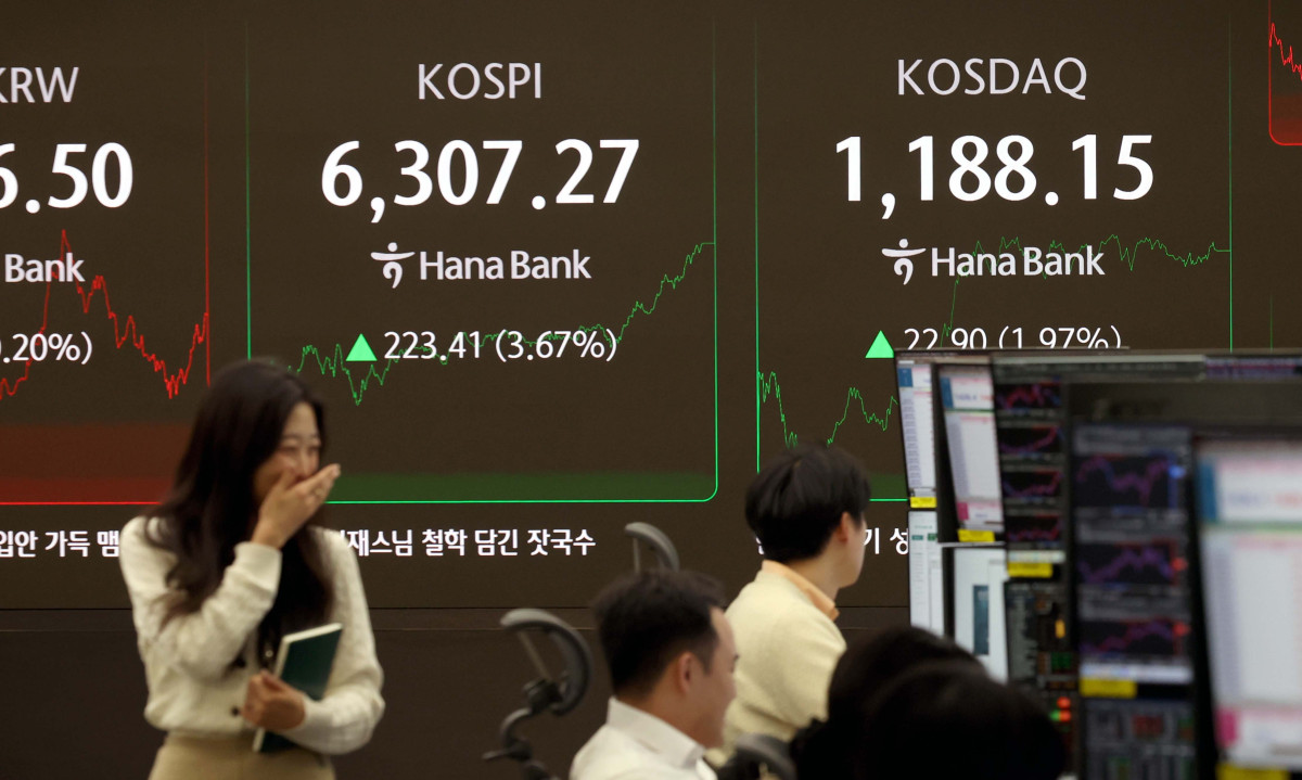 ▲미국 반도체 기업 엔비디아의 호실적 등의 영향으로 코스피가 사상 처음으로 6300선을 돌파한 26일 서울 중구 하나은행 딜링룸에 코스피 등 시황이 표시되고 있다. 이날 코스피는 전 거래일(6083.86)보다 223.41포인트(3.67%) 오른 6307.27로 거래를 마쳤다. 삼성전자는 이날 1만4500원(7.13%) 뛴 21만8000원에 거래를 마쳤고 SK하이닉스 역시 8만1000원(7.96%) 급등한 109만9000원에 마감해 최고치를 다시 썼다. 두 기업의 합산 시가총액은 2000조원을 넘어섰다. 특히 삼성전자는 이날 시총이 1조20억달러를 돌파, 국내 기업으로는 사상 최초로 시총 1조 달러 클럽에 가입했다. 신태현 기자 holjjak@