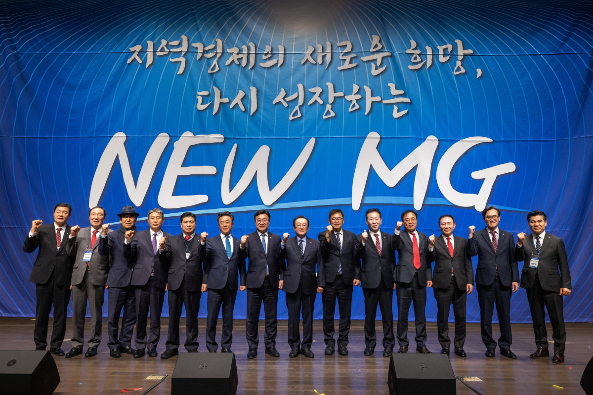 ▲김인 새마을금고중앙회장(우측에서 7번째)과 윤호중 행정안전부장관(우측에서 8번째) 및 관계자들이 26일 충남 천안 MG인재개발원에서 새마을금고비전2030 선포식 ‘다시 성장하는 New MG’를 열고 이사장 300여 명과 함께 “지역경제의 새로운 희망이 되겠다”라며 선서하고 있다. (사진제공 = 새마을금고중앙)