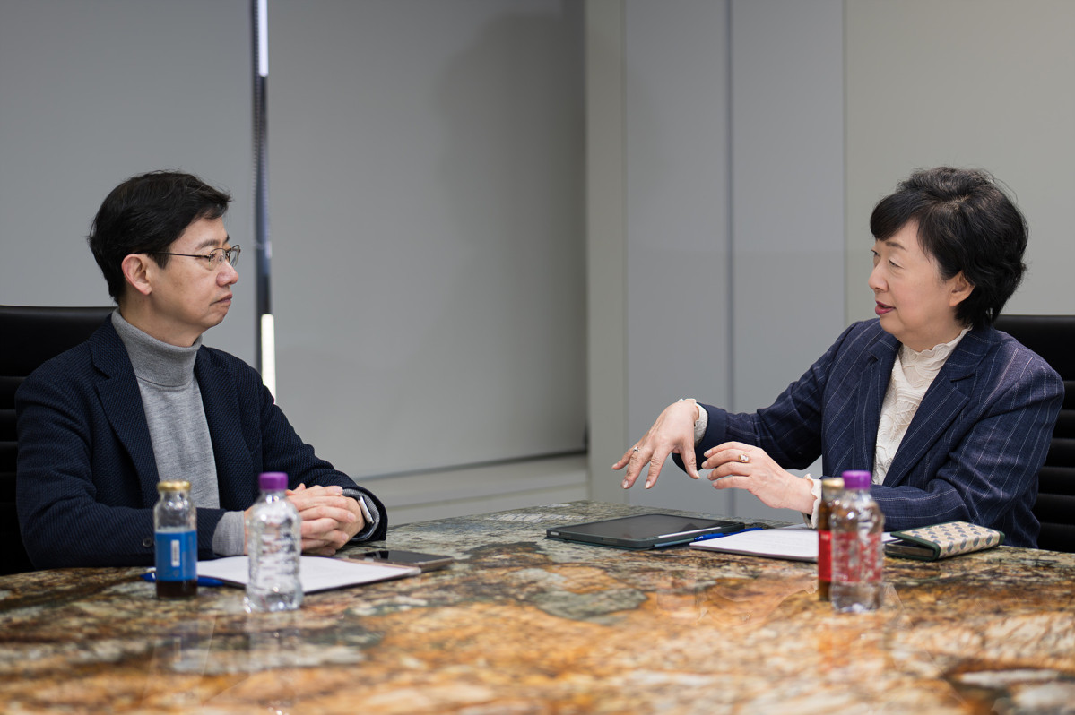 ▲본지 라운지 대회의실에서 진행된 대담에서 토론 중인 박영란 교수(좌)와 이윤환 회장(우). (이준호 기자)