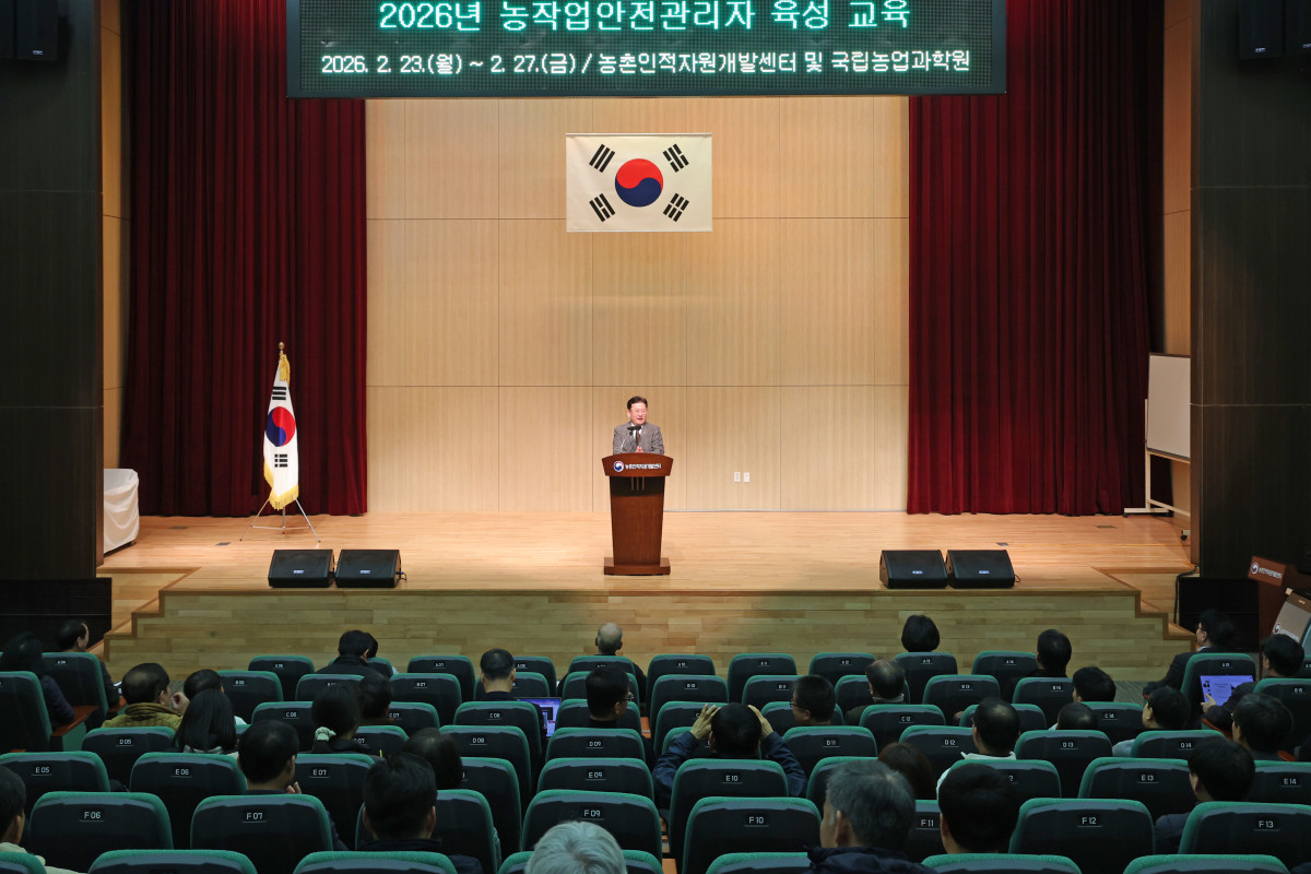 ▲이승돈 농촌진흥청장이 전북 혁신도시 농촌인적자원개발센터에서 진행 중인 '2026년도 신규 농작업안전관리자 역량 강화 교육' 현장을 찾아 농작업안전관리자를 격려하고 있다. (사진제공=농촌진흥청)