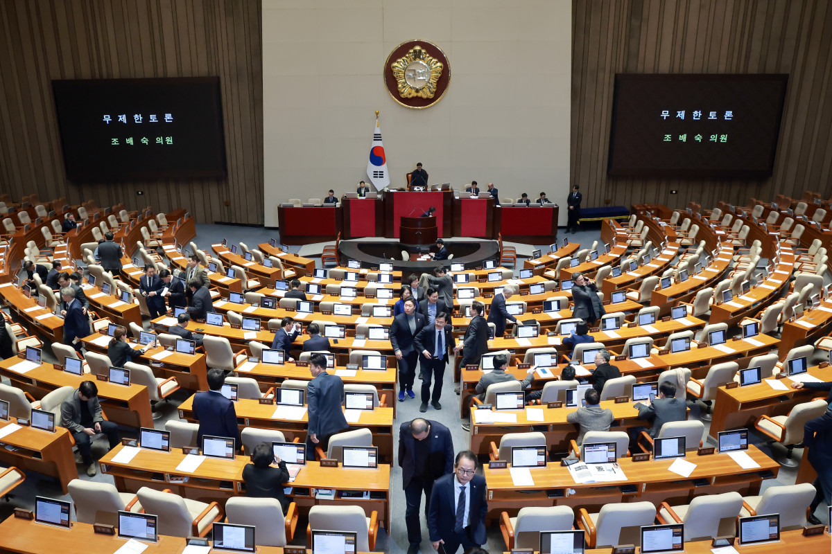 ▲25일 국회에서 열린 2월 임시국회 본회의에 '법왜곡죄'를 포함한 형법 일부개정법률안(대안)이 상정된 뒤 국민의힘 조배숙 의원이 무제한 토론을 시작하자 더불어민주당 의원들이 본회의장을 떠나고 있다. (연합뉴스)