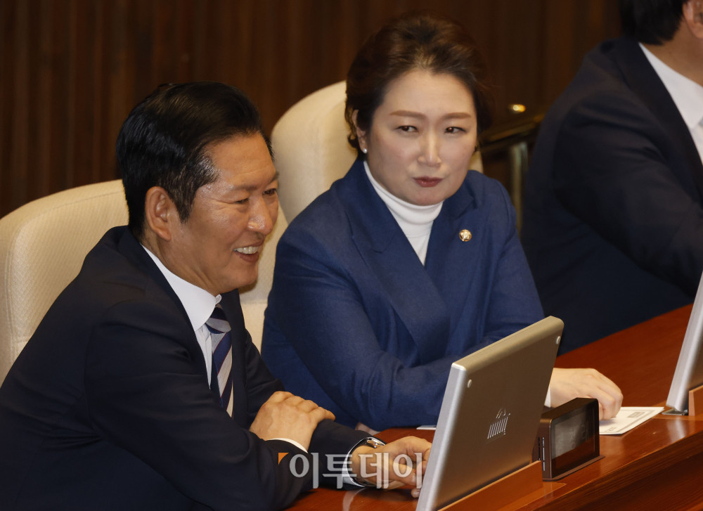 ▲정청래(왼쪽) 더불어민주당 대표와 이언주 최고위원이 26일 서울 여의도 국회 본회의에서 대화하고 있다. 고이란 기자 photoeran@