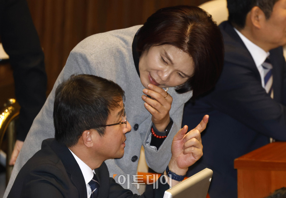 ▲한병도(왼쪽) 더불어민주당 원내대표와 한정애 정책위의장이 26일 서울 여의도 국회 본회의에서 대화하고 있다. 고이란 기자 photoeran@