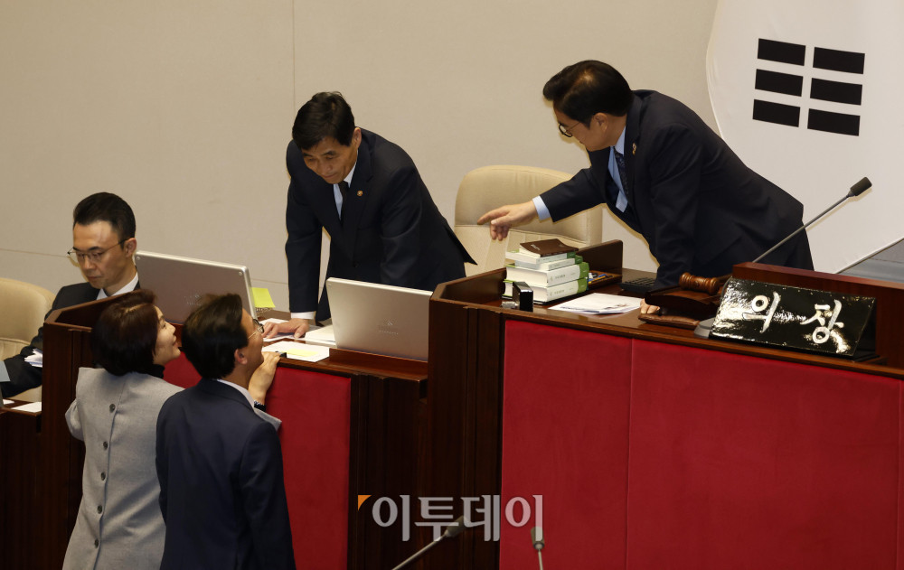 ▲우원식(오른쪽) 국회의장이 26일 서울 여의도 국회 본회의에서 한정애(왼쪽) 더불어민주당 정책위의장, 전재수 의원과 대화하고 있다. 고이란 기자 photoeran@