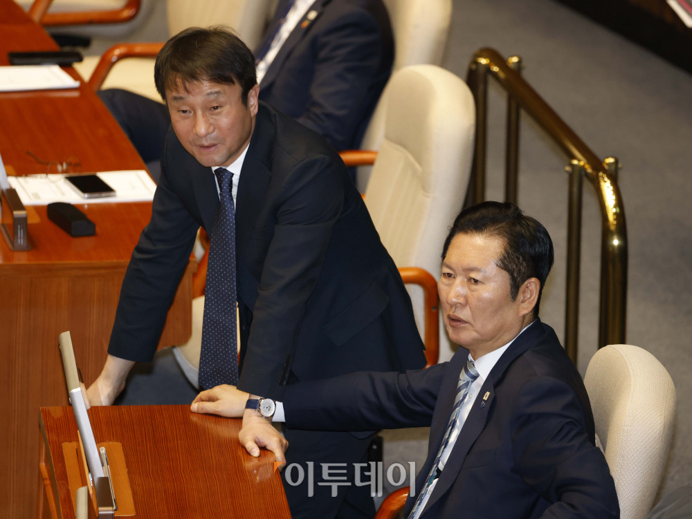 ▲정청래(오른쪽) 더불어민주당 대표와 한병도 원내대표가 25일 서울 여의도 국회 본회의에서 대화하고 있다. 고이란 기자 photoeran@