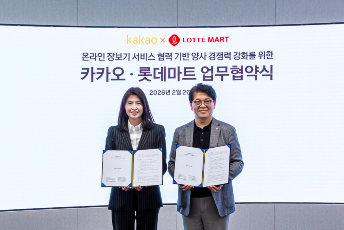 ▲26일 경기 성남시 카카오 판교아지트에서 차우철(오른쪽) 롯데마트·슈퍼 대표와 정신아 카카오 대표이사가 '롯데마트-카카오, 온라인 장보기 경쟁력 강화를 위한 전략적 업무협약(MOU)'를 체결했다. (사진제공=롯데쇼핑)