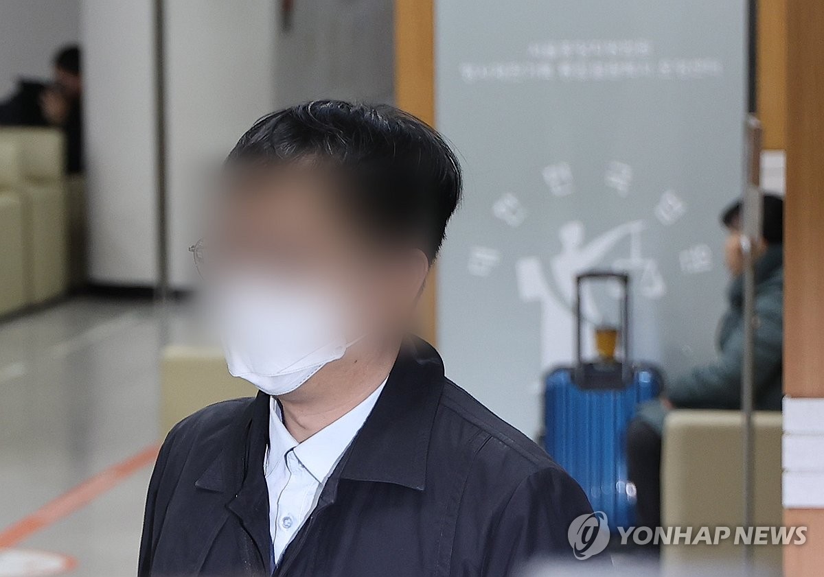 ▲북한에 무인기를 보내 남북 긴장을 조성한 혐의를 받는 30대 대학원생 오모씨가 26일 구속 전 피의자 심문(영장실질심사)을 받기 위해 서울 서초구 서울중앙지법으로 들어서고 있다. (연합뉴스)