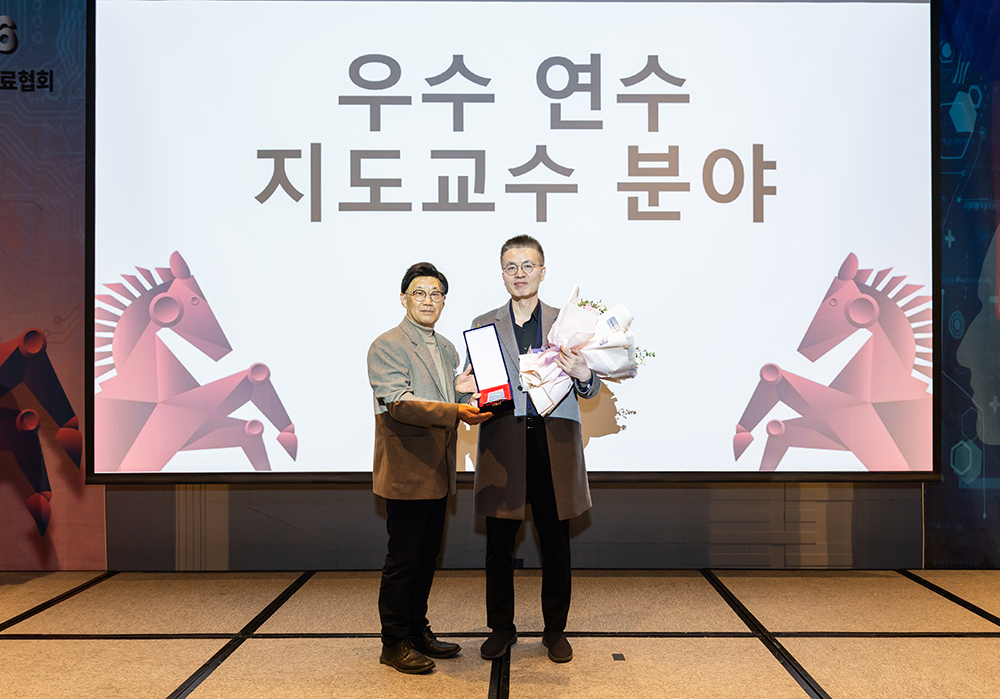 ▲강승일 시화병원 병원장(오른쪽)이 2월 24일 열린 '2026년 경기국제의료협회 제17회 총회'에서 '우수 연수분야 지도교수상'을 수상하고 기념촬영을 하고 있다. (시화병원)