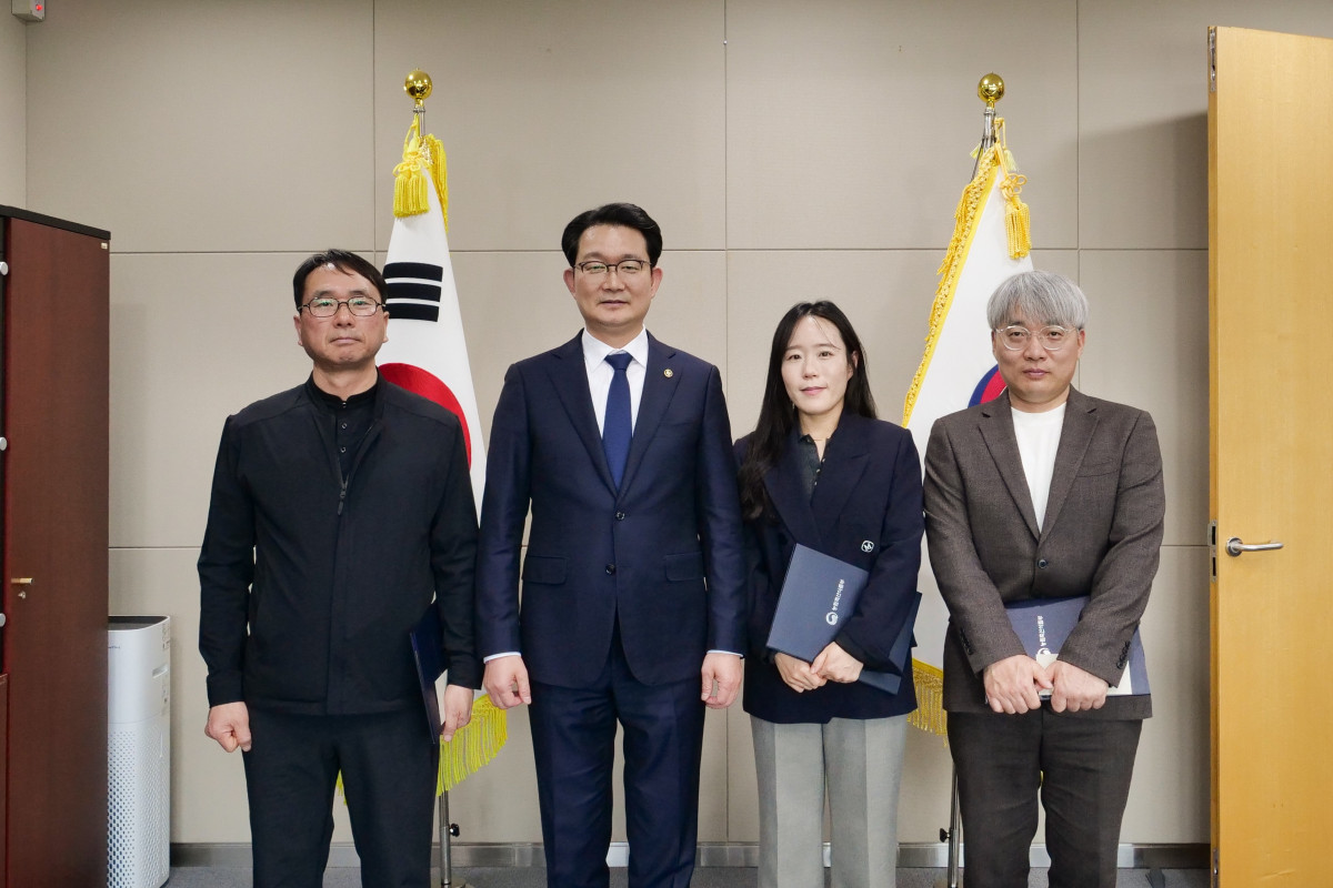 ▲김종구 농림축산식품부 차관이 26일 '제1회 농식품부 미담·칭찬 월드컵’ 최종 수상자 3인을 시상한 후 기념 촬영을 하고 있다.(왼쪽부터 이범호 한국농어촌공사 주임. 김종구 차관, 장미진 농식품부 행정사무관, 이승환 농식품부 수의사무관) (사진제공=농림축산식품부)