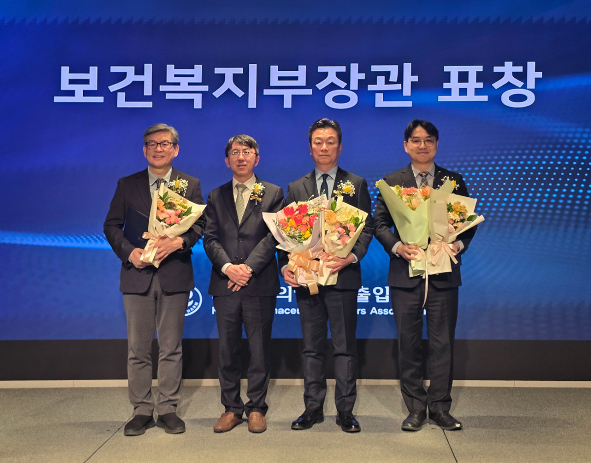 유준하 동화약품 대표, 의약품수출입협회 보건복지부장관 표창 수상