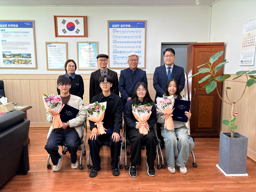 ▲한세예스24문화재단이 26일 충남 아산시 음봉면 행정복지센터에서 제39회 의당장학금 수여식을 열고, 장학금과 장학 증서를 전달했다. (사진제공=한세예스24문화재단)