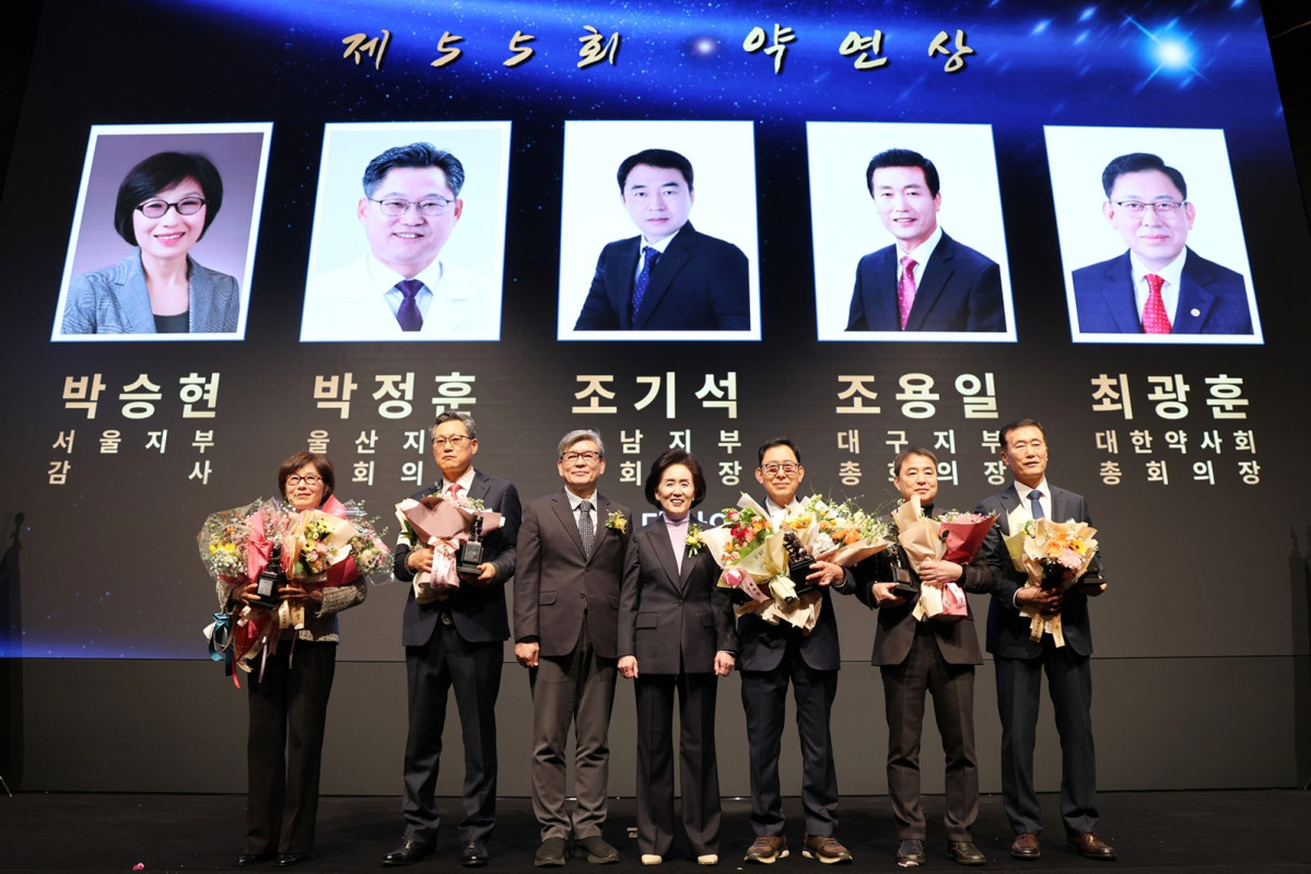 ▲백진기 한독 대표이사(왼쪽에서 세 번째)와 권영희 대한약사회 회장(왼쪽에서 네 번째)이 제55회 약연상 시상식에서 기념촬영을 하고 있다. (사진제공=한독)