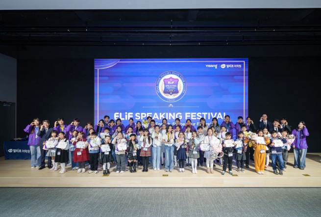 ▲비상교육이 21일 개최한 ‘제1회 ELiF Speaking Festival’ 결선 및 시상식에서 참가자들이 기념사진을 촬영하고 있다. (사진제공=비상교육)