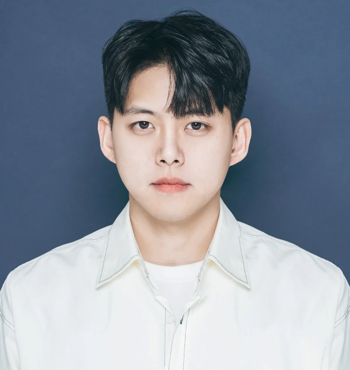 ▲그룹 유키스 출신 동호와 전처의 폭로전이 이어진 26일, 밝은색 셔츠를 입은 한 남성이 어두운 배경 앞에서 카메라를 응시하고 있다. (출처=동호 인스타그램 캡처)
