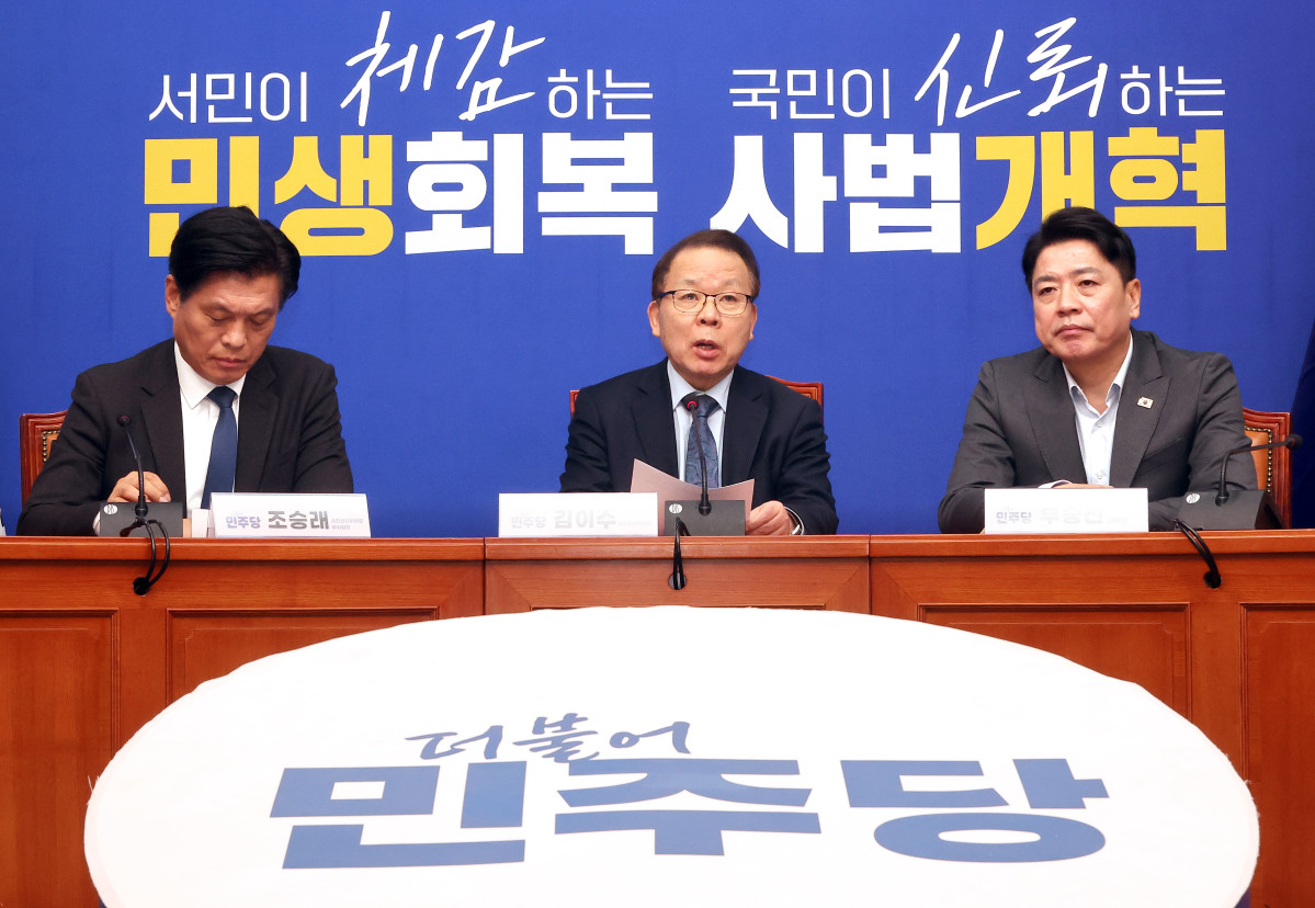 ▲더불어민주당 김이수 중앙당 공천관리위원장이 27일 국회에서 우상호 전 청와대 정무수석을 6ㆍ3 지방선거 강원특별자치도 지사 후보로 단수 선정했다고 발표하고 있다. 왼쪽은 조승래 부위원장, 오른쪽은 부승찬 대변인. 사진=연합뉴스