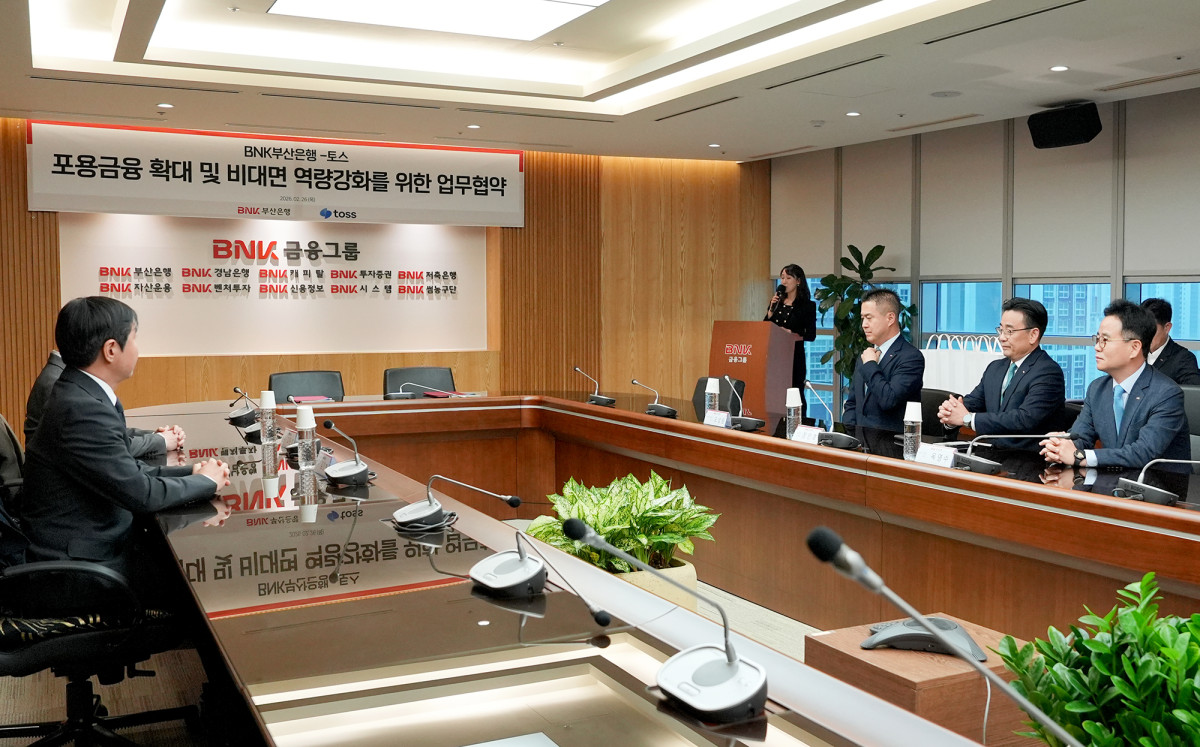 ▲BNK부산은행이 26일 부산은행 본점에서 모바일 금융 플랫폼 토스와 전략적 마케팅 제휴 업무협약을 체결하고 있다. (사진제공=BNK부산은행)