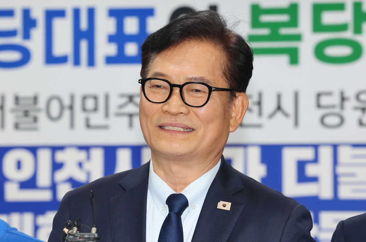 ▲더불어민주당 송영길 전 당 대표가 20일 인천 남동구 인천시당을 찾아 고남석 시당위원장에게 복당 신청서를 제출한 뒤 소감을 밝히고 있다. 사진=연합뉴스