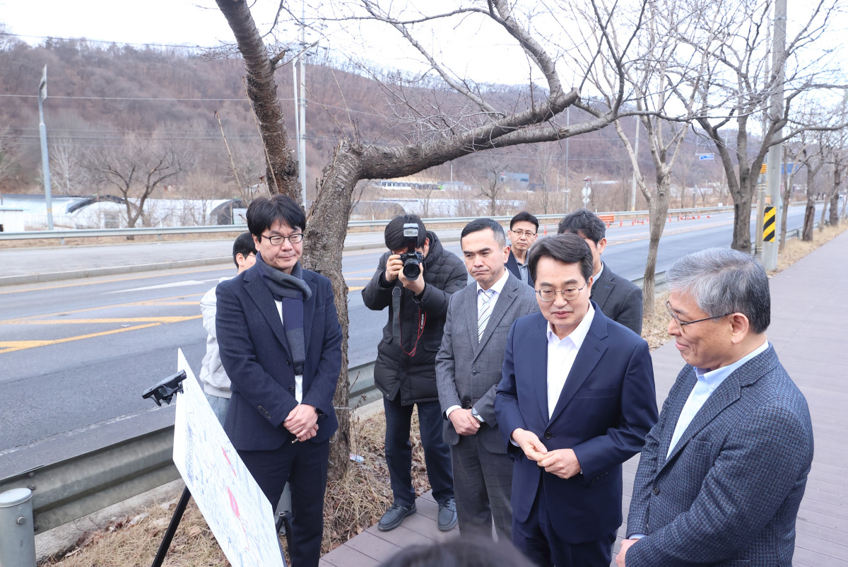 ▲김동연 경기도지사는 27일 김용관 삼성전자 사장, 박호현 SK하이닉스 부사장과 함께 용인시 지방도 321호선 확포장공사 현장을 찾아 용인 반도체클러스터 도로건설계획에 대해 의견을 나눴다. (사진=경기도청)
